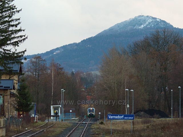 Varnsdorf staré nádraží, v pozadí hora Luž.