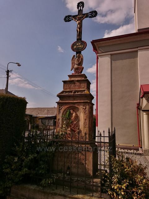Chromeč - kříž u kostela sv. Jana Nepomuckého