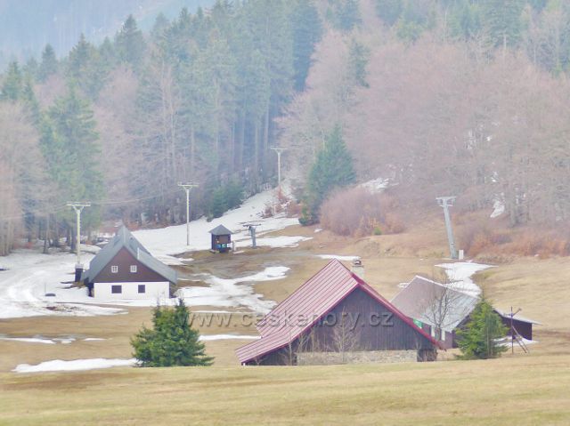Šerlich - pohled k dolní stanici lyžařského vleku Skiareálu Šerlich