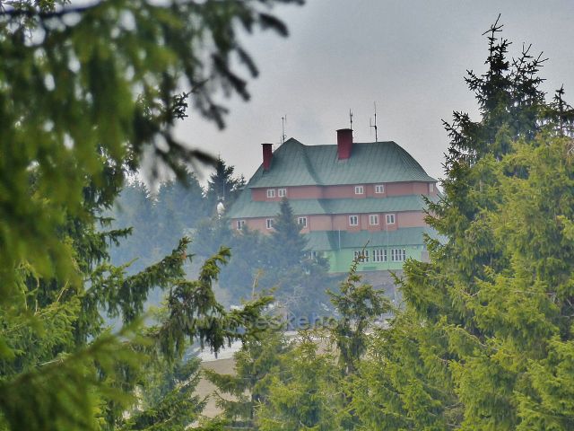 Šerlich - pohled z běžkařské tratě po úbočí Malé Deštné k Masarykově chatě