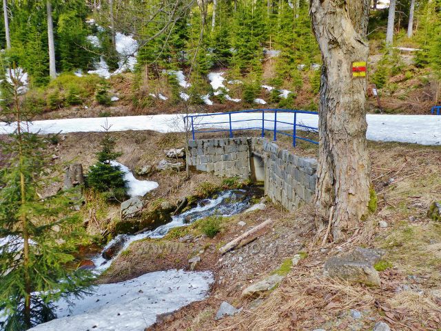 Mostek přes levostranný přítok Moravy,který sbírá vody ze svahů vrchu Stříbrnická(1250 m.n.m.)