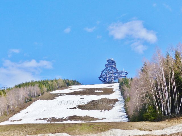 Poslední zbytky sněhu na sjezdovce skiareálu Vista