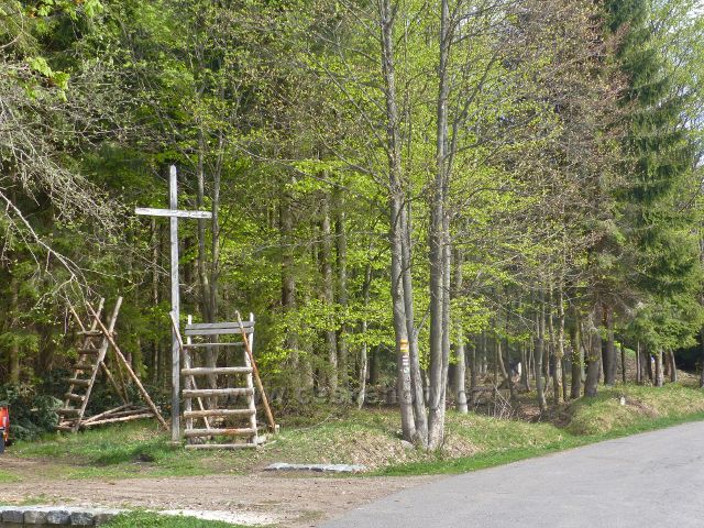 Panské Pole - dřevěný kříž před bývalou Panskou hájovnou