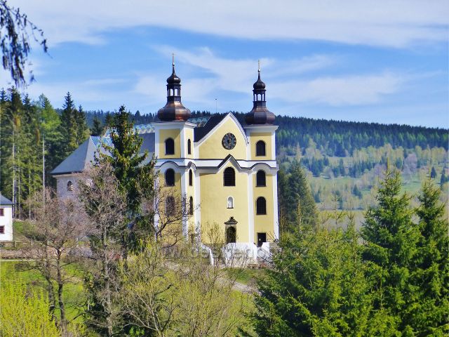 Neratovský kostel Nanebevzetí Panny Marie má nové věže