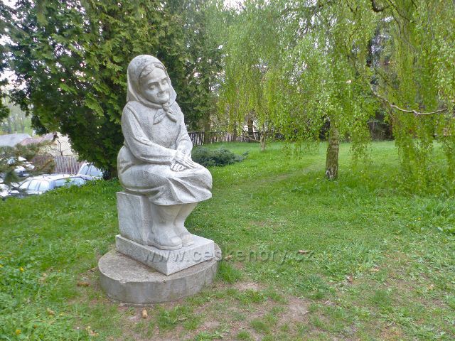 Králíky - Socha Babička z roku 1991 je jedním z výtvorů sochařského symposia
