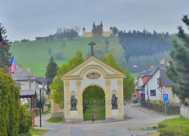 Králíky - pohled ze Sadové ulice ke klášteru na Mariánském vrchu