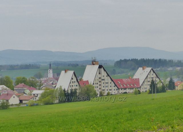 Králíky - pohled z Hraběcí  stezky na zástavbu pod Mariánským kopcem. Na obzoru se rýsují Bystřické hory v Polsku