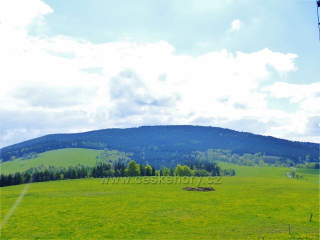 Pohled od rozhledny Val na vrch Jeřáb(1003 m.n.m.)