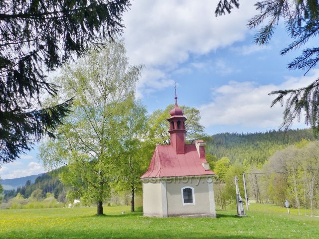 Horní Orlice - kaple Korunování Panny Marie, v pozadí vrch Lískovec