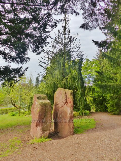 Žampach - Čertovy kameny v arboretu Domova pod hradem