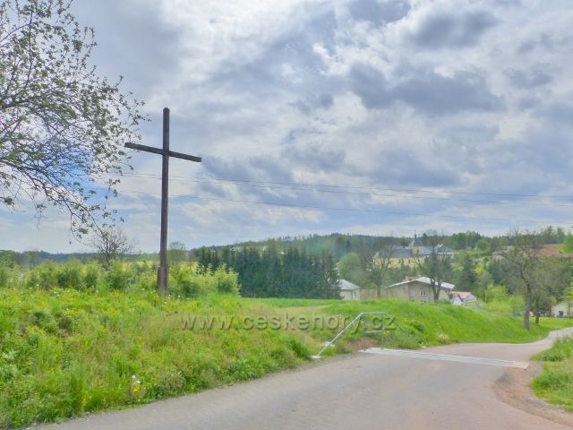 Písečná - dřevěný kříž nad Písečnou u cesty do Žamberka