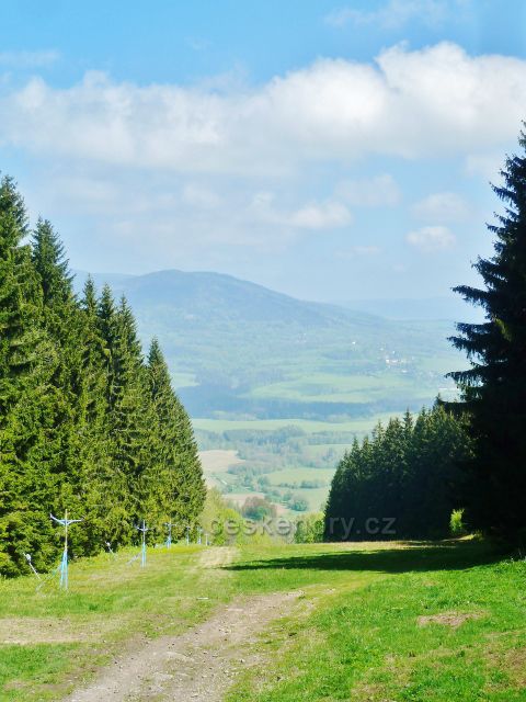 Pohled od Severomoravské chaty na Vojtíškov a Sviní horu(1074 m.n.m)