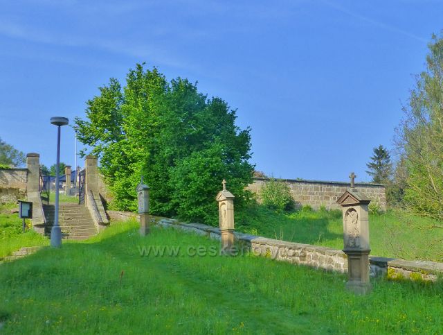 Hnátnice - Křížová cesta kolem kostela sv. Petra a Pavla a schody k "novému" hřbitovu