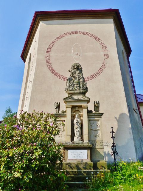 Hnátnice - socha Nejsvětější Trojice z počátku 19.století před kostelem sv.Petra a Pavla