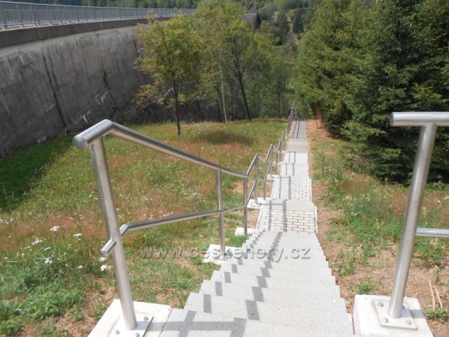 schody k úpatí přehrady Fláje