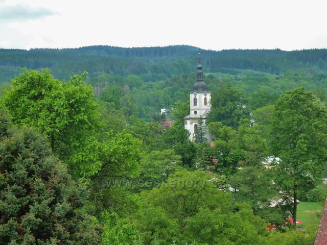 Potštejn - pohled z úpatí vrchu Kapraď na věž kostela sv. Vavřince