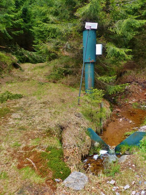 Měření vodní vydatnosti na jedné ze zdrojnic Anenského potoka