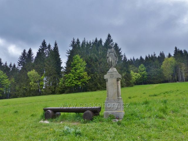 Říčky v O.h. - socha s lavičkou nad chatou Alma