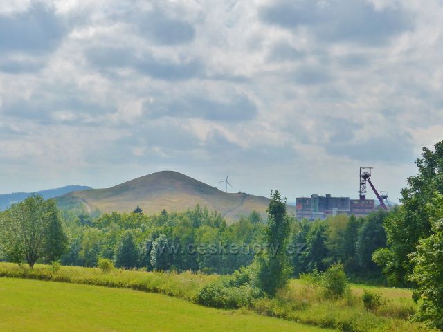 Pohled ze silničky k Černé Vodě na bývalý důl Jan Šverma(nyní Hornický skanzen)