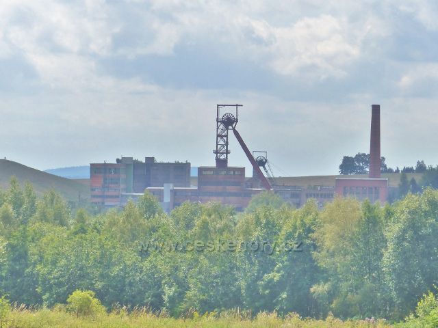 Pohled ze silničky do Černé Vody na Hornický skanzen Žacléř(bývalý důl Jan Šverma)