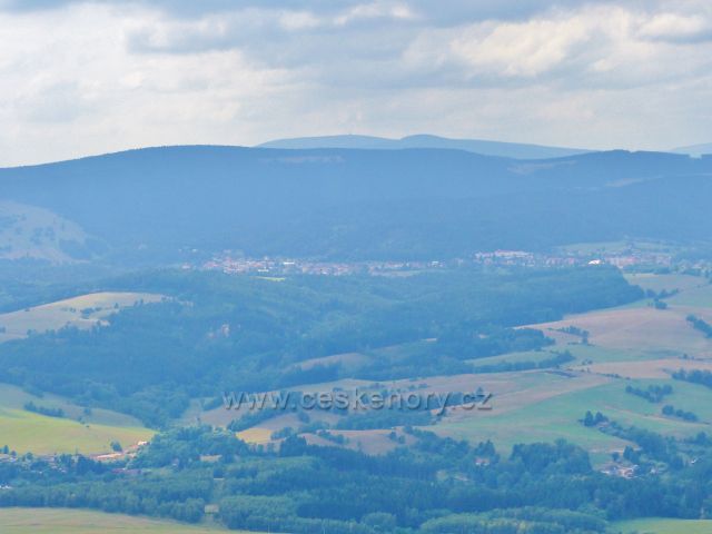 Pohled z vrcholu Špičáku na Žacléř a Žacléřský hřbet