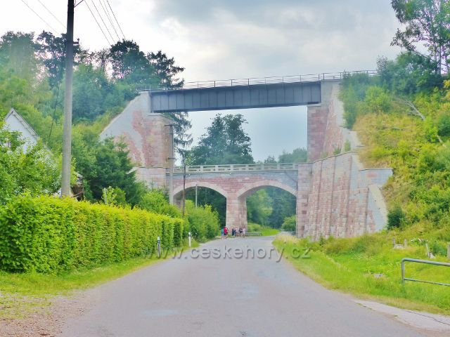 Bernartice - železniční most na trati z Trutnova do Královce z roku 1869 přes údolí říčky Ličná