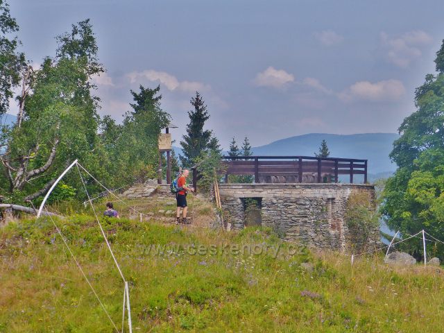 Rýchory - vyhlídková plošina pod vrcholem Kletné je umístěna na základech bývalé Maxovy chaty