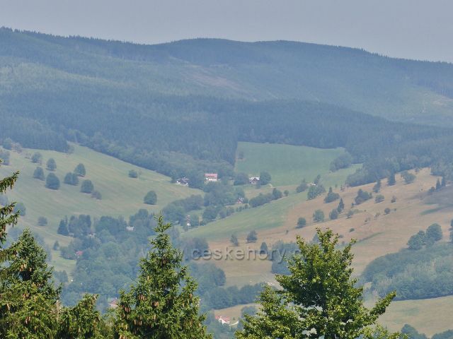 Rychleby - pohled do údolí  z vyhlídkové plošiny u Rychlebské boudy