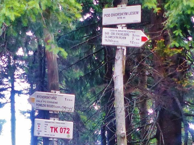 Rýchory - turistický rozcestník"Pod Dvorským lesem, 978 m.n.m." a bod záchrany TK 072