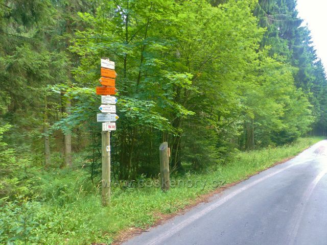 Rýchory - turistický rozcestník "Pašovka(lovecká chata) 820 m.n.m." a místo záchrany TK 369