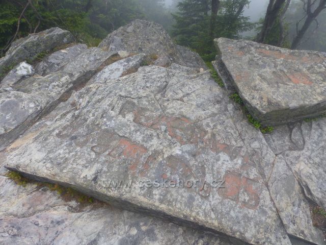 Horní Malá Úpa - staré nápisy na skalnatém vrcholu Tabule