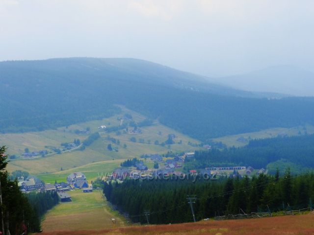 Horní Malá Úpa - pohled do údolí potoka Černá voda a na protilehlý Pomezní hřeben s vrchem Lysočina (1188 m.n.m.)
