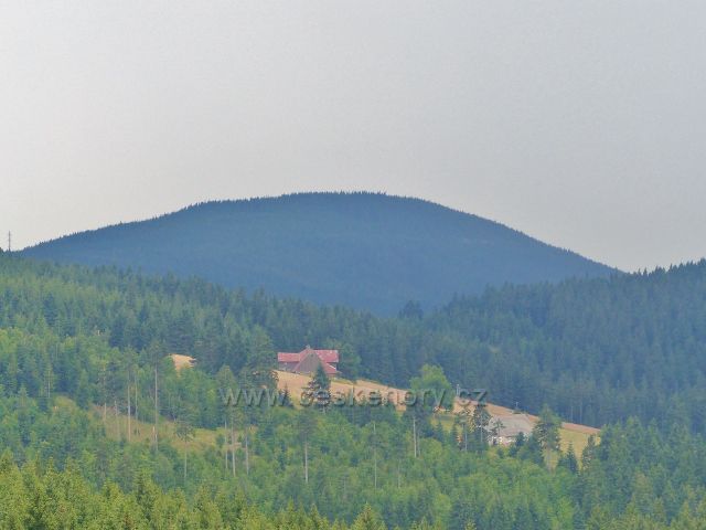Horní Malá Úpa - Pohled ze Žluté cesty na Kraví horu(1071 m.n.m.), v popředí vykukují Rottrovy boudy