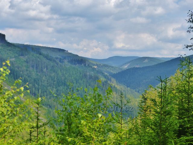Horní Maršov - pohled na horské hřebeny nad údolím Malé Úpy