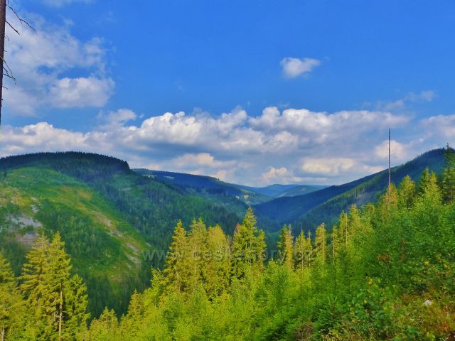 Horní Maršov - pohled na vrcholky lemující údolí  Malé Úpy