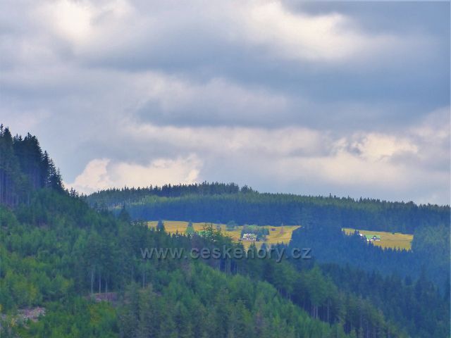 Horní Maršov - pohled z Eminny cesty na chalupy na Pěnkavčím vrchu