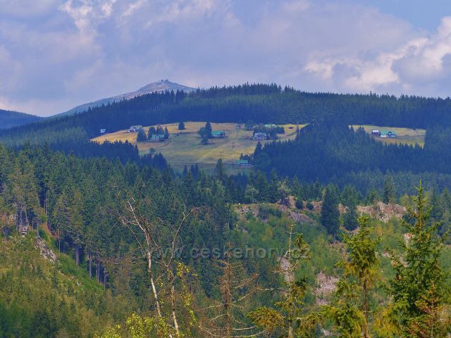 Horní Maršov - pohled ke Sněžce, vpředu je Pěnkavčí vrch