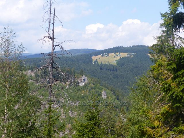 Horní Maršov - skalisko na úbočí protějšího Červeného vrchu. V pozadí Janovy Boudy