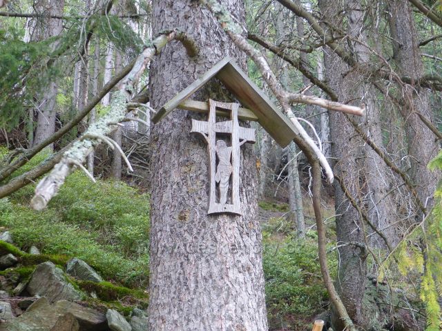Horní Maršov - dřevěný křížek na vyhlídkovém místě na Emmině cestě