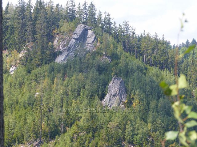 Horní Maršov - skalní výchozy na úbočí protějšího Červeného vrchu