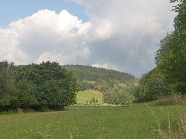 Žacléř - pohled z Cesty bratří Čapků nad Prkenným Dolem ke kopci Vrchy (716 m.n.m.)
