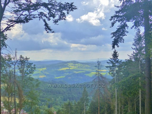 Žacléř - pohled z "Výhledů" z úbočí Horního lesa k větrným elektrárnám nad Zlatou Olešnicí