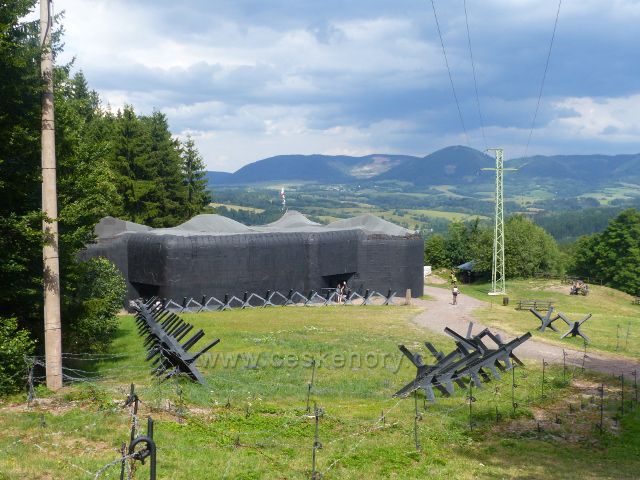 Žacléř - dělostřelecká tvrz Stachelberg. V pozadí Vraní hory s Královeckým Špičákem