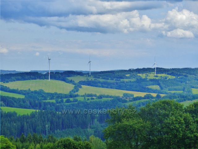 Žacléř - větrné elektrárny nad Zlatou Olešnicí lze spatřit od dělostřelecké tvrze Stachelberg