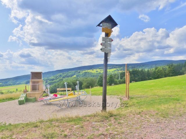 Žacléř - turistický rozcestník u dětského hřiště pod rozhlednou Eliška v areálu dělostřelecké tvrze Stachelberg