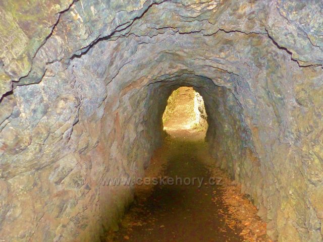 Semily - Riegrova stezka.  Tunel pro pěší ve skále nad Jizerou