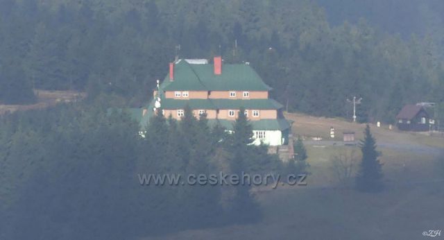 Masarykova chata na Šerlichu z rozhledny na Velké Deštné