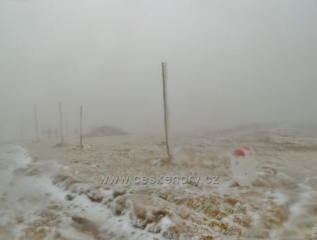 Zimní značení turistické trasy podél státní hranice CZ/PL na vrcholu Králického Sněžníku