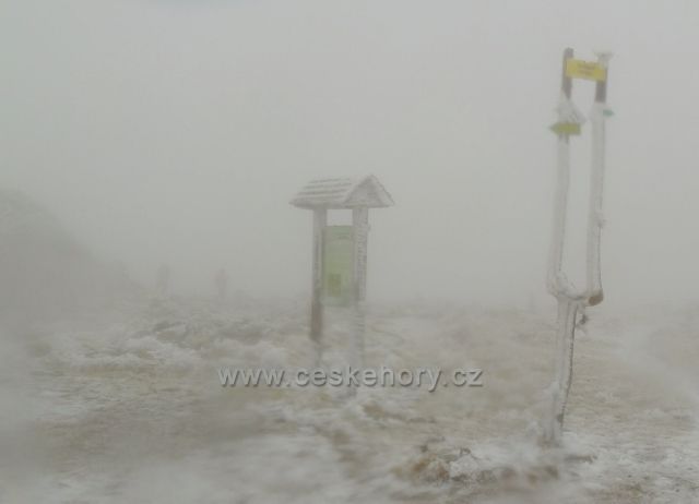Polský rozcestník na vrcholu Králického Sněžníku