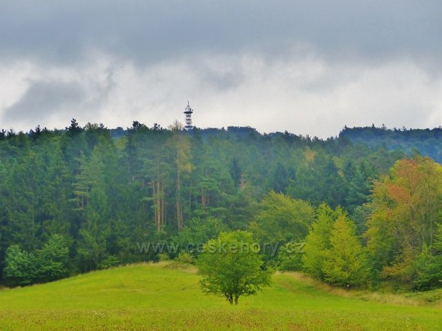Pohled z obce Loktuše k rozhledně Kozákov